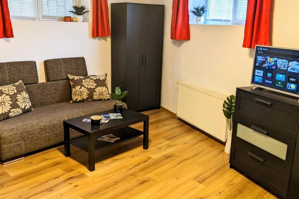 Cosy One Bedroom Flat With Free Parking & Wifi *